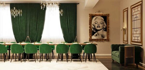 Голливуд. Элегантный лофт в зелено-бежевых оттенках. Просторное помещение с длинным обеденным столом и зелеными стульями. Зеленые шторы закрывают окна. На стене черно-белый портрет в золотой раме. Потолочные люстры, темный и светлый пол, большие зеркала, зеленый диван.