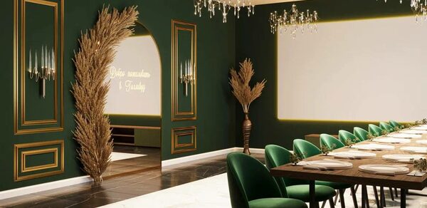Голливуд. Элегантный лофт в зелено-бежевых оттенках. Зал с темно-зелеными стенами и золотыми акцентами, длинный обеденный стол с зелеными стульями, белая посуда. Две люстры на потолке, арка с декоративными элементами. Светлая мраморная и темная напольная плитка. Надпись светящаяся рядом с аркой.