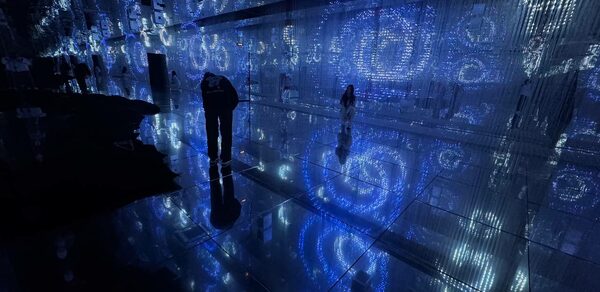 Futurione(Футурио́не). Интерактивное пространство с зеркальными полами и стенами, освещённое множеством светодиодов синего цвета, создающих узоры в виде спиралей. Отражения добавляют глубины и создают иллюзию бесконечности. Видны фигуры людей.