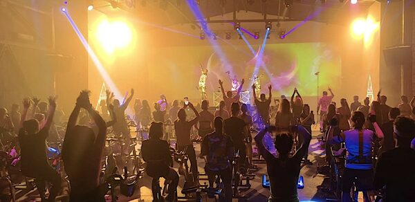 Studio Hall(Студио Холл). Большое помещение с высокими потолками, оснащенное велотренажерами. Многочисленные люди заняты велотренировкой. Освещение яркое с разноцветными прожекторами и световыми лучами. На заднем плане проектор с разноцветным изображением. Потолок открытого типа с фермами.