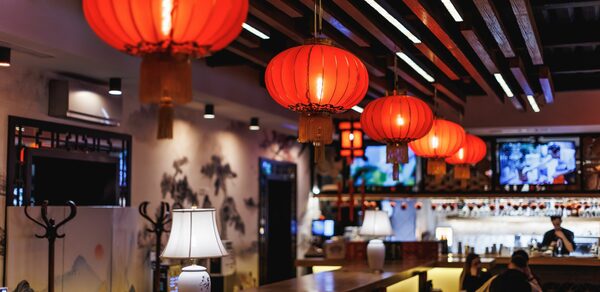 Ресторан J.Z.Peking Duck (J.Z. Утка по-пекински) . Ресторанное пространство с длинным баром, отделанным древесиной, украшенным белыми лампами и красными китайскими фонарями. Стены декоративно расписаны, открыт доступ к стойке бара с узорами и бутылками. Подвесной декор на потолке.