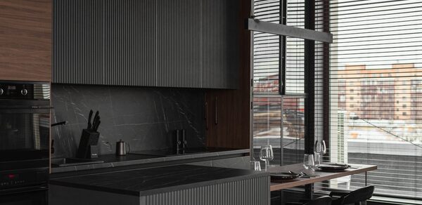 Зал Black. Фотостудия Мимика. Современная кухня; монохромные оттенки; барная стойка с черной столешницей; деревянные шкафы и панели; темные стулья; обеденный стол с черной посудой; большие окна с горизонтальными жалюзи; ножи в подставке; встроенная духовка; минималистичный дизайн.
