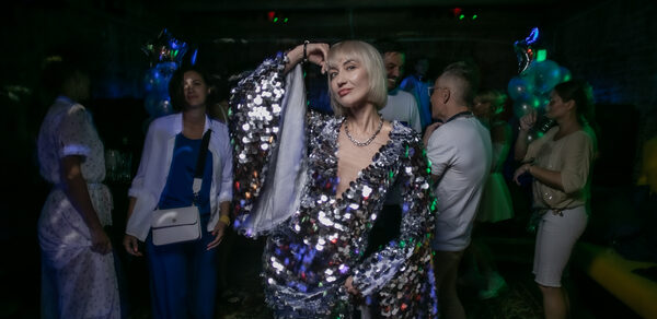 Лофт с танцполом с барной стойкой с кухней