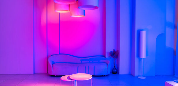 Роскошный панорамный лофт . Стол с накрытой посудой. Декоративная подставка с книгами. Диско-шары на полу