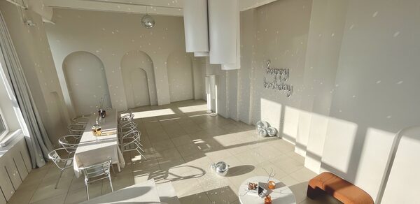 Роскошный панорамный лофт . Свободное пространство. Небольшие журнальные столики. Дизайнерские стулья