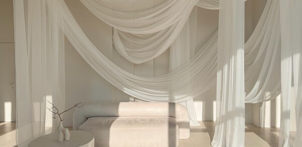 Роскошный панорамный лофт . Диванчик с небольшим столиком. Декоративные элементы интерьера