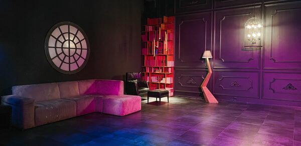 Стильный панорамный лофт на Петроградке. Диско-шар. Играющий свет. Подсвеченные буквы HAPPY. Профессиональная лампа. Декоративный стул