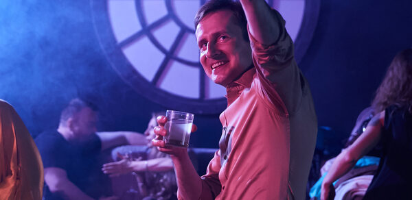 Стильный панорамный лофт на Петроградке. Приглушённый свет. Диван. Книжная полка. Абстрактная лампа