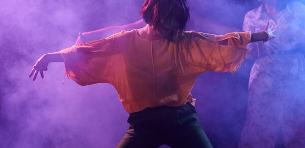 Стильный панорамный лофт на Петроградке. Диван. Кондиционер. Книжная полка. Лампа. Подвесной светильник