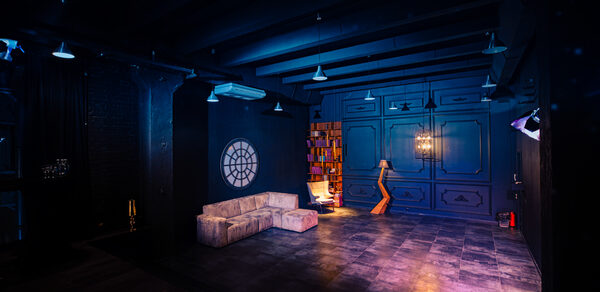 Стильный панорамный лофт на Петроградке. Танцующая девушка в дыму