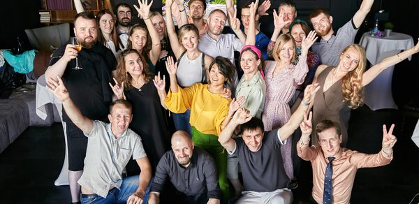 Стильный панорамный лофт на Петроградке. Коллектив людей, сидящих за столами и играющих в "мафию"