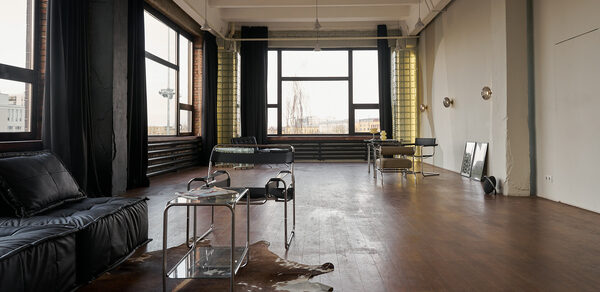 Большой стильный лофт с панорамными окнами