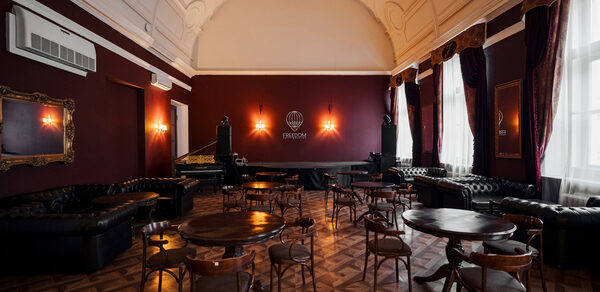 Концертный зал со сценой, звуком и светом