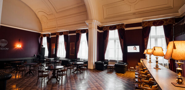 Концертный зал со сценой, звуком и светом