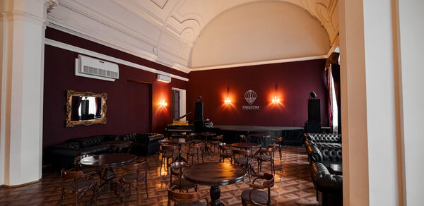 Концертный зал со сценой, звуком и светом