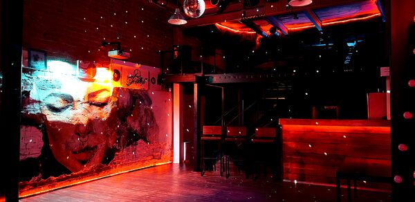 Soul Loft . Девушки сидят полке в яркой комнате лофта, позируют на камеру, все улыбаются 