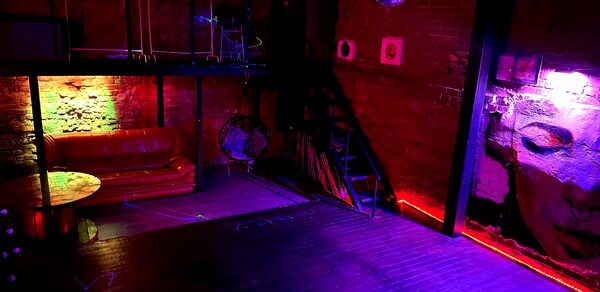 Soul Loft . Отдельная комната в лофте с принадлежностями для кальянов, на стене висят виниловые пластинки, на другой стене красками изображён мужчина