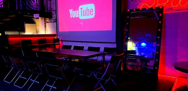 Soul Loft . Изображён зал в лофте с ракурса второго этажа. Видно обрисованную стену, рядом со стеной стоят столы и стулья 