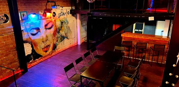 Soul Loft . Люди празднуют день рождения, летит конфетти, все радуются 