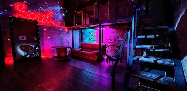 Soul Loft . Светлая комната лофта, девушки проводят творческое мероприятие, суша фенами свои рисунки. Стоит большой стол. на них лежат разноцветные краски. На заднем плане шарики и большое зеркало