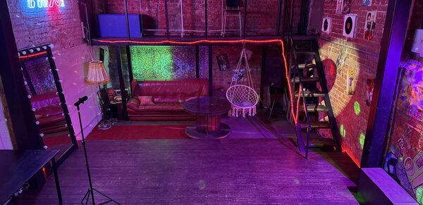 Лофт ИЗНАНКА. Зал ЛИХИЕ 90-е