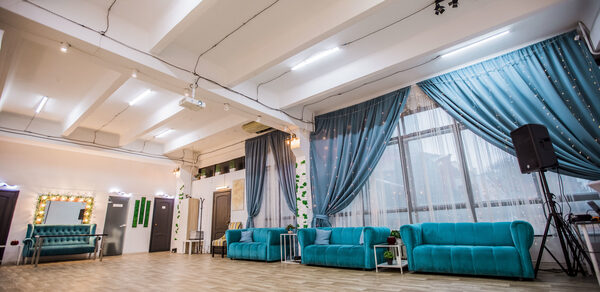 Белый лофт с окнами в пол для детских праздников