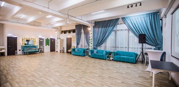 Белый лофт с окнами в пол для детских праздников