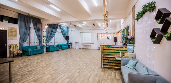 Белый лофт с окнами в пол для детских праздников