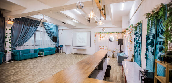 Белый лофт с окнами в пол для детских праздников