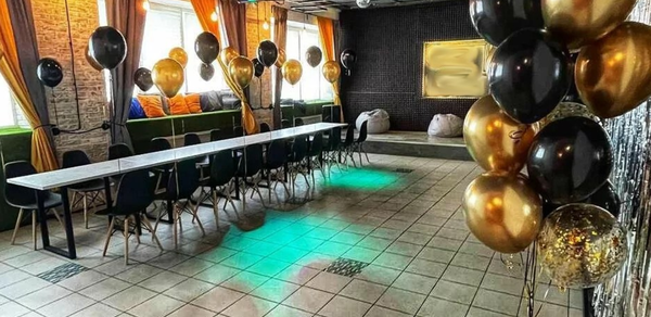 ГазЛОФТ. Лофт со сценой рядом с метро . Танцпол. Столы со стульями и шариками. Сцена с пуфами