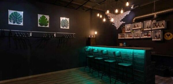 ГазЛОФТ. Лофт со сценой рядом с метро . Барная стойка со стульями. Настенные полки. Вешалки