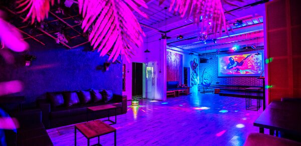 Лофт Комод. Уютный лофт со сценой, караоке и барбекю