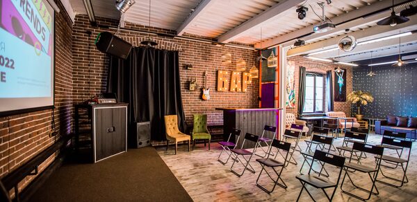 Лофт Комод. Уютный лофт со сценой, караоке и барбекю