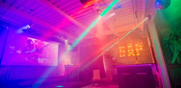 Лофт Комод. Уютный лофт со сценой, караоке и барбекю