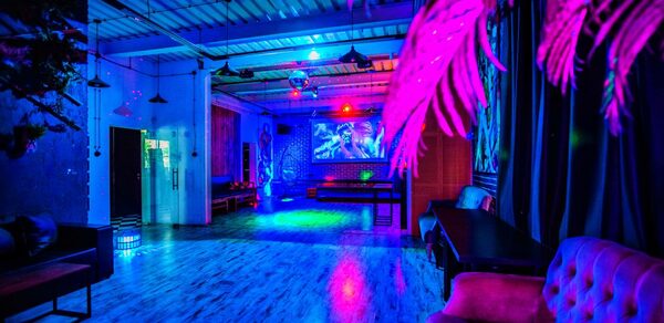 Лофт Комод. Уютный лофт со сценой, караоке и барбекю