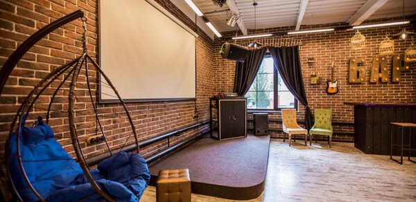 Лофт Комод. Уютный лофт со сценой, караоке и барбекю