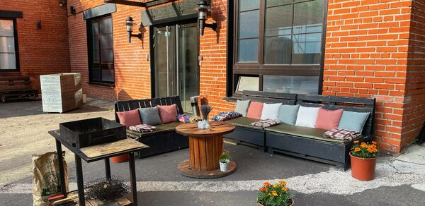 Лофт Комод. Уютный лофт со сценой, караоке и барбекю