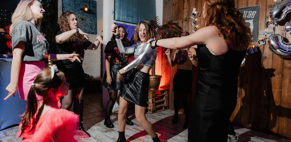 Лофт Комод. Уютный лофт со сценой, караоке и барбекю