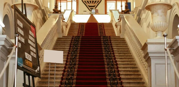 Двухэтажный зал в английском стиле