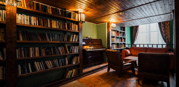 Двухэтажный зал в английском стиле