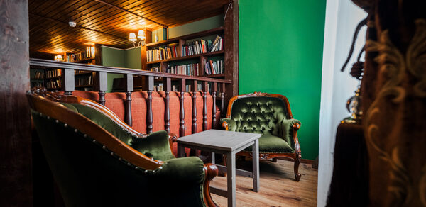 Двухэтажный зал в английском стиле