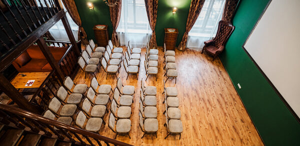 Двухэтажный зал в английском стиле