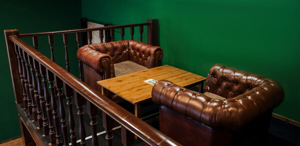 Двухэтажный зал в английском стиле