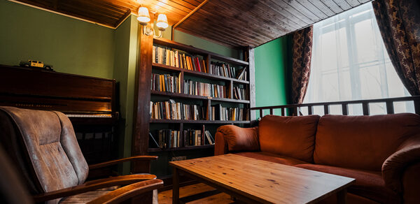 Двухэтажный зал в английском стиле