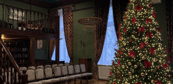 Двухэтажный зал в английском стиле