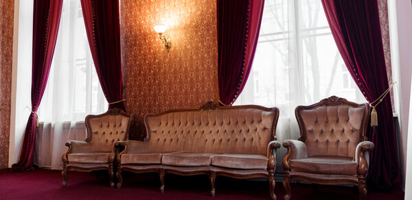 Зал с камином и мебелью в антикварном стиле