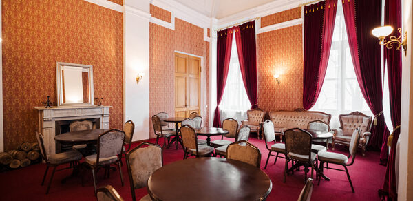 Зал с камином и мебелью в антикварном стиле