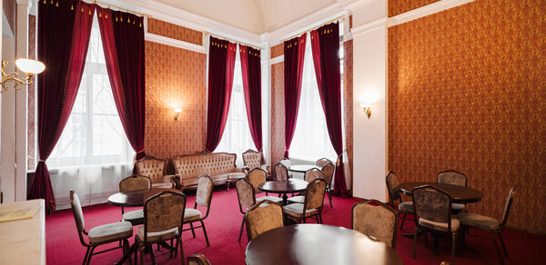 Зал с камином и мебелью в антикварном стиле