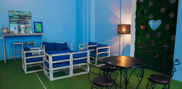 Воздушный и светлый зал в прованском стиле