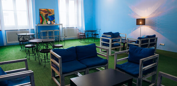 Воздушный и светлый зал в прованском стиле